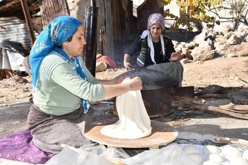 Şırnak'ta ilçedeki tüm kadınlar birleşti: Her ev için 200 adet yapıyorlar