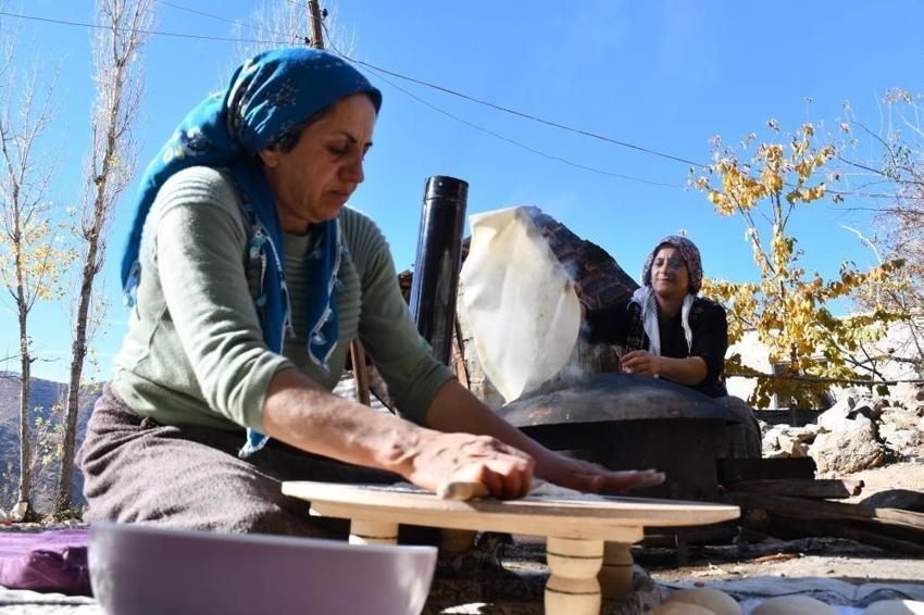 Şırnak'ta ilçedeki tüm kadınlar birleşti: Her ev için 200 adet yapıyorlar