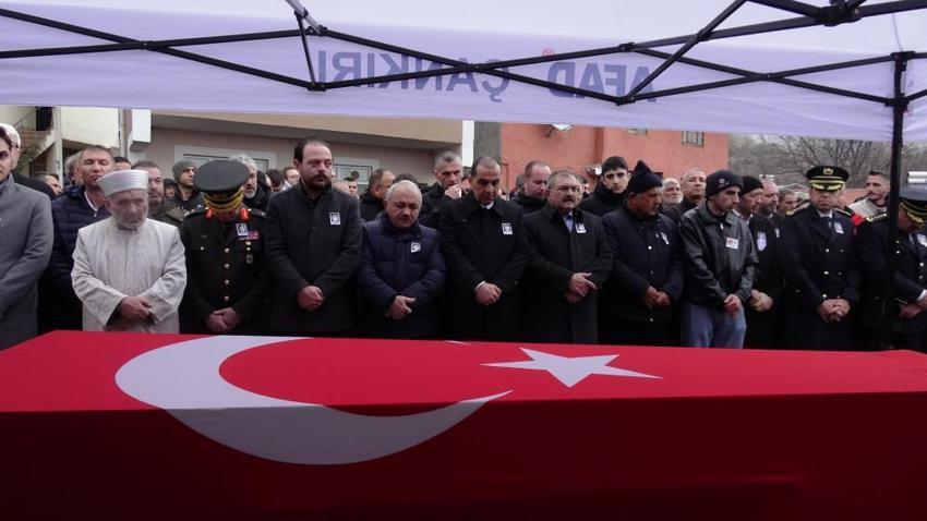 Alaşehir'deki trafik kazasında şehit olan polis memuru son yolculuğuna uğurlandı