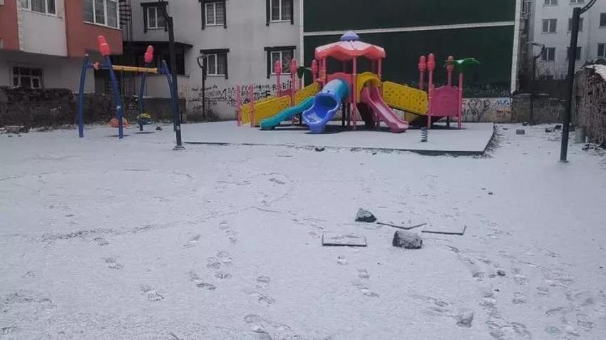 Mevsimin ilk karı düştü: Kars kent merkezi beyaza büründü