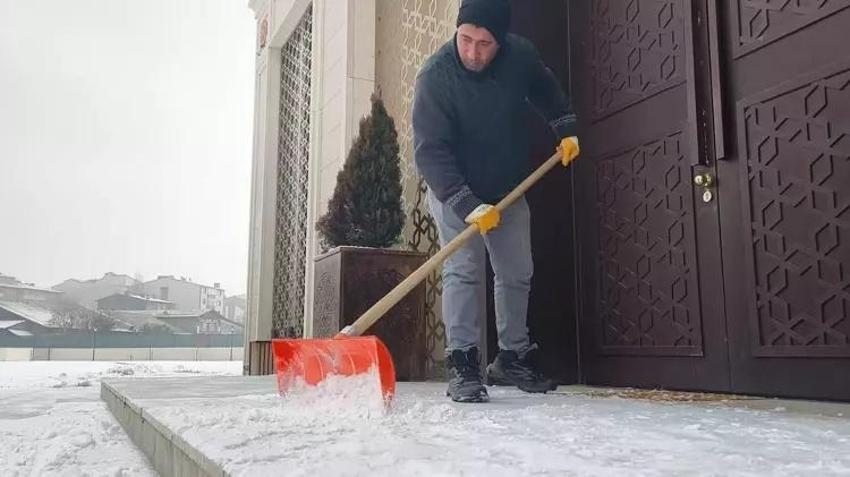 Mevsimin ilk karı düştü: Kars kent merkezi beyaza büründü