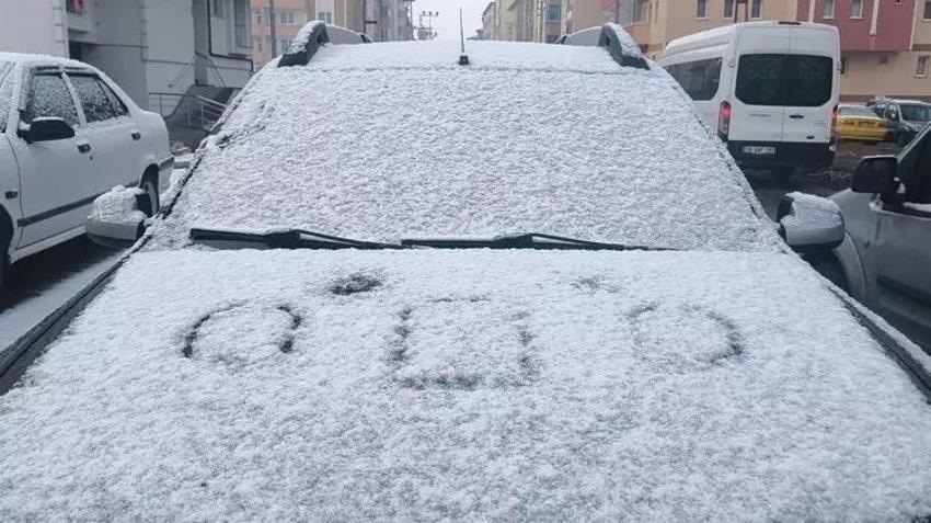 Mevsimin ilk karı düştü: Kars kent merkezi beyaza büründü