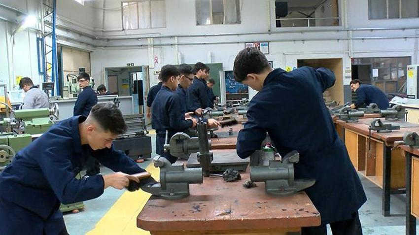 Bursa'da sanayi sitesi gibi lise! 27 ülkeye yedek parça satıyor