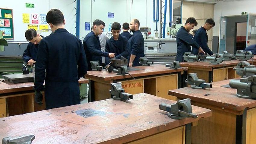 Bursa'da sanayi sitesi gibi lise! 27 ülkeye yedek parça satıyor