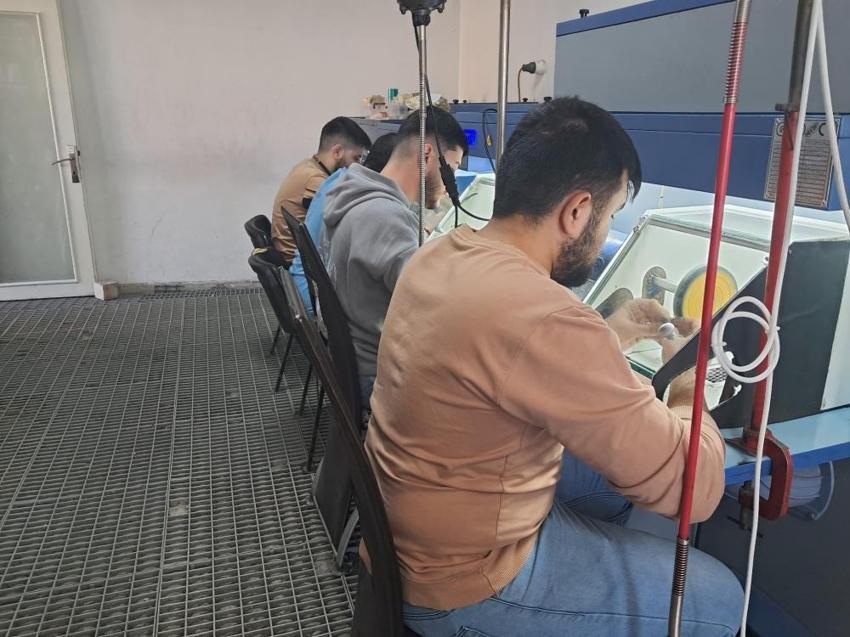 Kilis’te üretip Türkiye'nin her yerine gönderiyorlar! Genç ustalar altına yön veriyor! Sırrı ise "124 ayar güven"