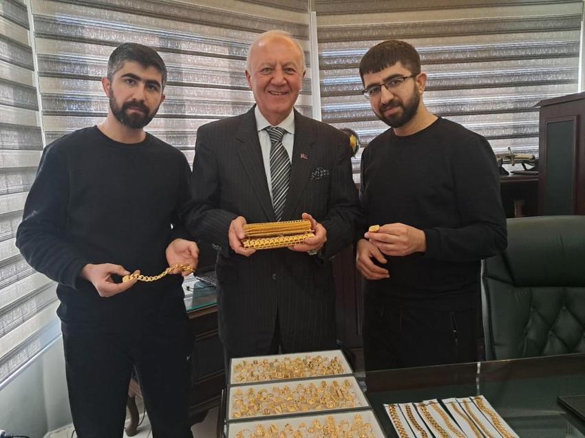 Kilis’te üretip Türkiye'nin her yerine gönderiyorlar! Genç ustalar altına yön veriyor! Sırrı ise "124 ayar güven"