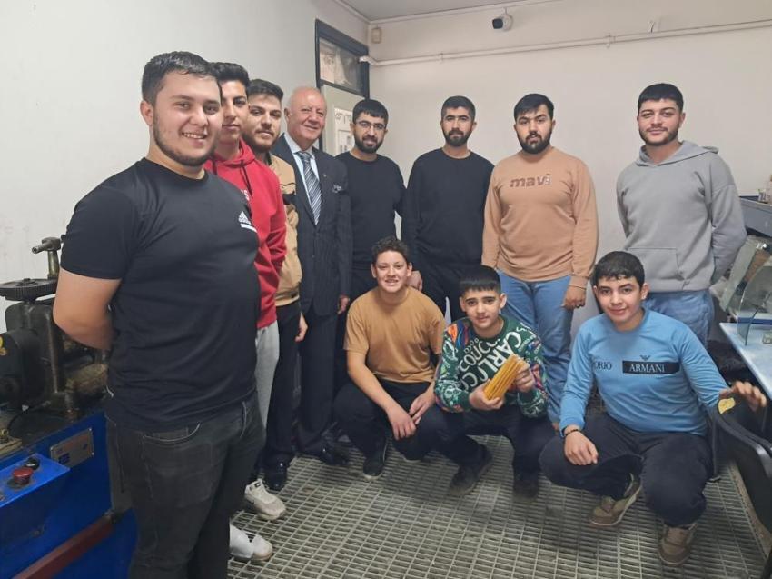 Kilis’te üretip Türkiye'nin her yerine gönderiyorlar! Genç ustalar altına yön veriyor! Sırrı ise "124 ayar güven"