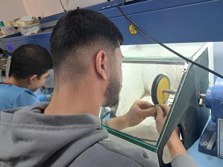 Kilis’te üretip Türkiye'nin her yerine gönderiyorlar! Genç ustalar altına yön veriyor! Sırrı ise "124 ayar güven"