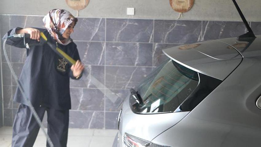 Erzurum'da oto yıkamaya 'kadın eli' değdi: 'Sen kadınsın nasıl yapıyorsun?'