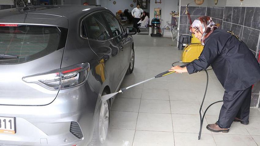 Erzurum'da oto yıkamaya 'kadın eli' değdi: 'Sen kadınsın nasıl yapıyorsun?'