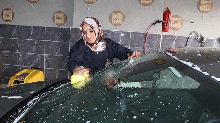 Erzurum'da oto yıkamaya 'kadın eli' değdi: 'Sen kadınsın nasıl yapıyorsun?'