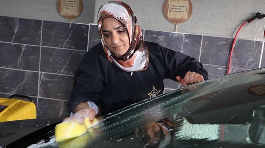 Erzurum'da oto yıkamaya 'kadın eli' değdi: 'Sen kadınsın nasıl yapıyorsun?'