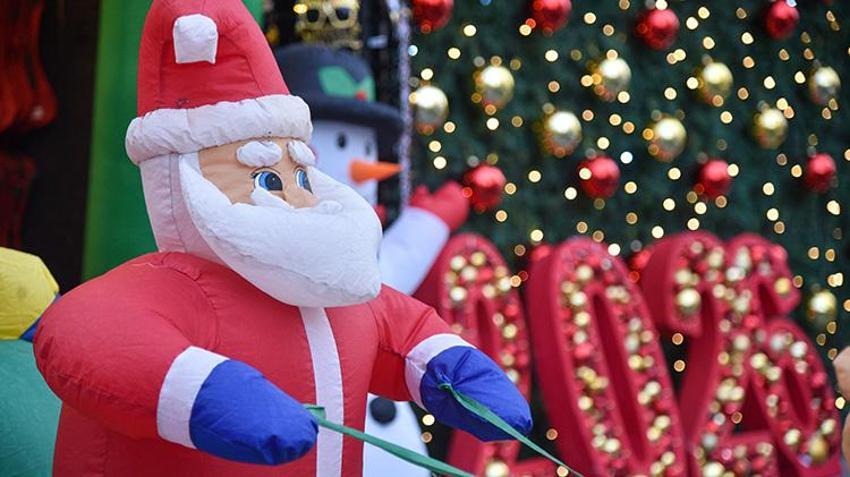 Antalya'da yılbaşı hazırlıkları başladı! Yılbaşı hazırlıkları başladı: Yapay çam ağacı ve süsleme maliyeti 20 bin lirayı buluyor!