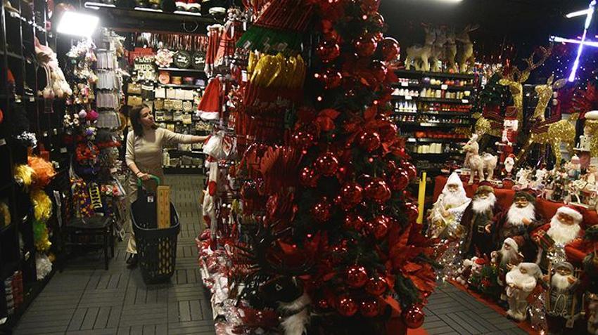 Antalya'da yılbaşı hazırlıkları başladı! Yılbaşı hazırlıkları başladı: Yapay çam ağacı ve süsleme maliyeti 20 bin lirayı buluyor!