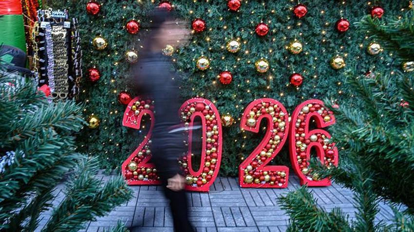 Antalya'da yılbaşı hazırlıkları başladı! Yılbaşı hazırlıkları başladı: Yapay çam ağacı ve süsleme maliyeti 20 bin lirayı buluyor!