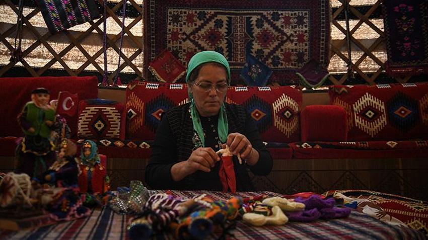 Deprem evini yıktı, o siparişlere yetişebilmek için Yörük otağına sığındı! Üretimden vazgeçmedi