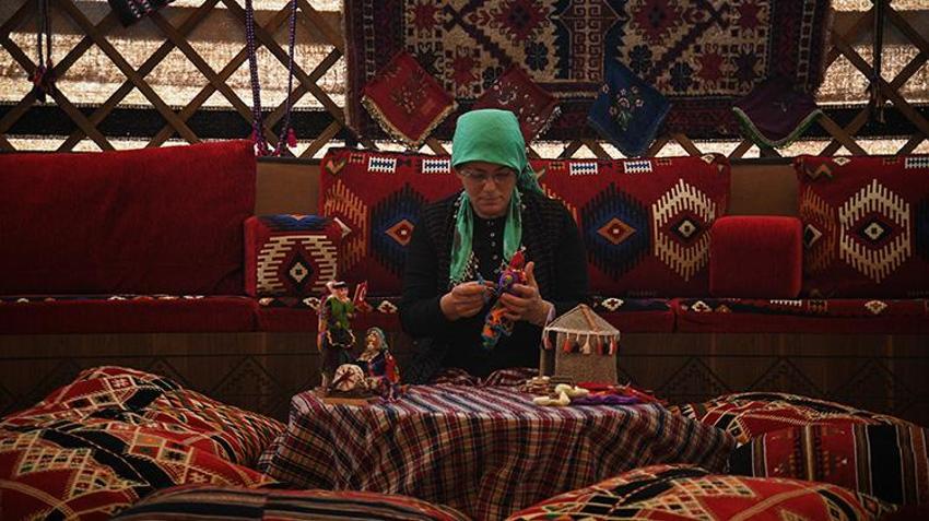 Deprem evini yıktı, o siparişlere yetişebilmek için Yörük otağına sığındı! Üretimden vazgeçmedi