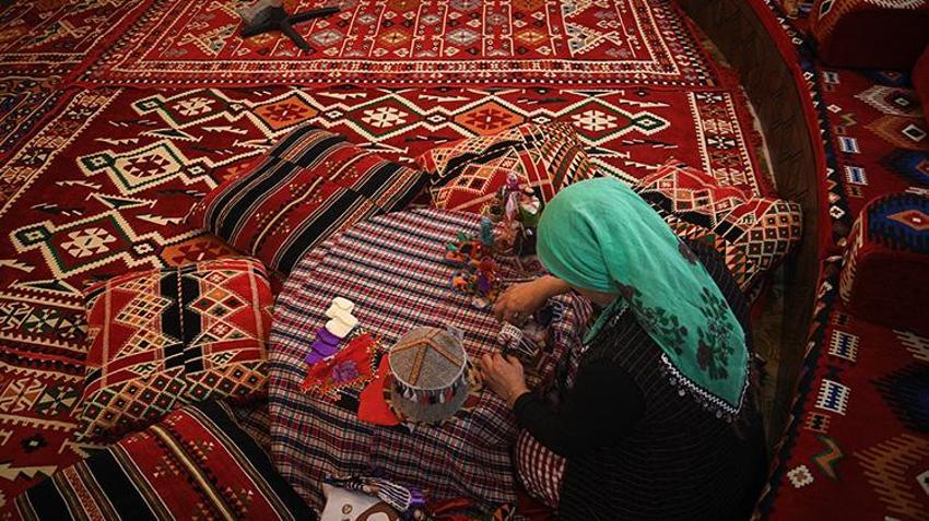 Deprem evini yıktı, o siparişlere yetişebilmek için Yörük otağına sığındı! Üretimden vazgeçmedi