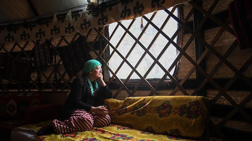 Deprem evini yıktı, o siparişlere yetişebilmek için Yörük otağına sığındı! Üretimden vazgeçmedi