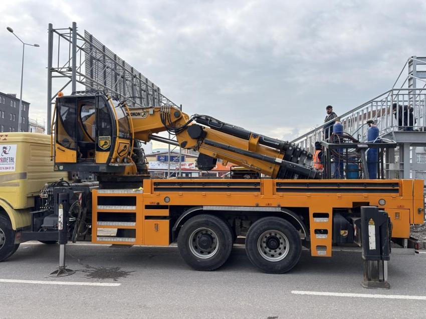 'Yayalar evimi izliyor' diye şikayet etti, üst geçit yıkılıp 1 metre öteye taşındı! Evi yine görebiliyoruz'