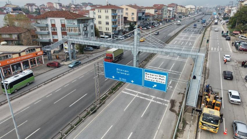 'Yayalar evimi izliyor' diye şikayet etti, üst geçit yıkılıp 1 metre öteye taşındı! Evi yine görebiliyoruz'