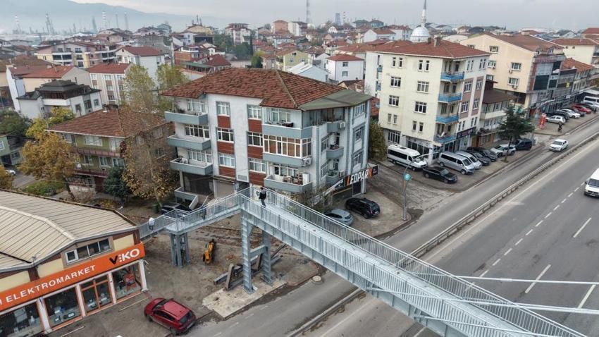 'Yayalar evimi izliyor' diye şikayet etti, üst geçit yıkılıp 1 metre öteye taşındı! Evi yine görebiliyoruz'