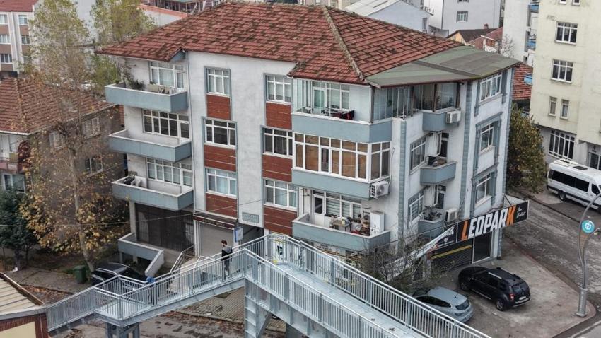 'Yayalar evimi izliyor' diye şikayet etti, üst geçit yıkılıp 1 metre öteye taşındı! Evi yine görebiliyoruz'