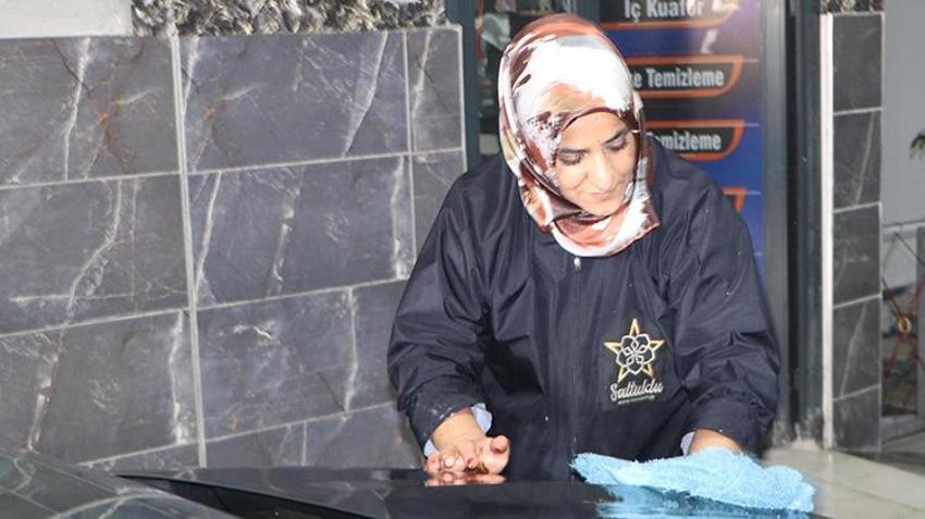 Erzurum'da emekli öğretmen oto yıkamacı açtı: 3 kadın çalışanla sektörün tozunu atıyorlar!