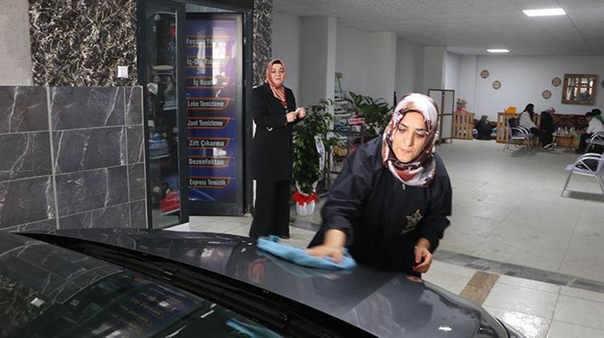 Erzurum'da emekli öğretmen oto yıkamacı açtı: 3 kadın çalışanla sektörün tozunu atıyorlar!