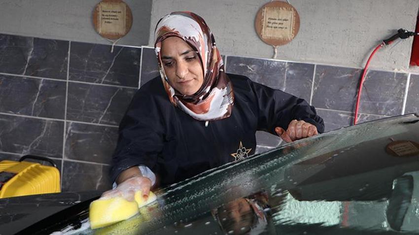Erzurum'da emekli öğretmen oto yıkamacı açtı: 3 kadın çalışanla sektörün tozunu atıyorlar!