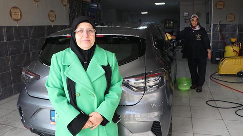 Erzurum'da emekli öğretmen oto yıkamacı açtı: 3 kadın çalışanla sektörün tozunu atıyorlar!