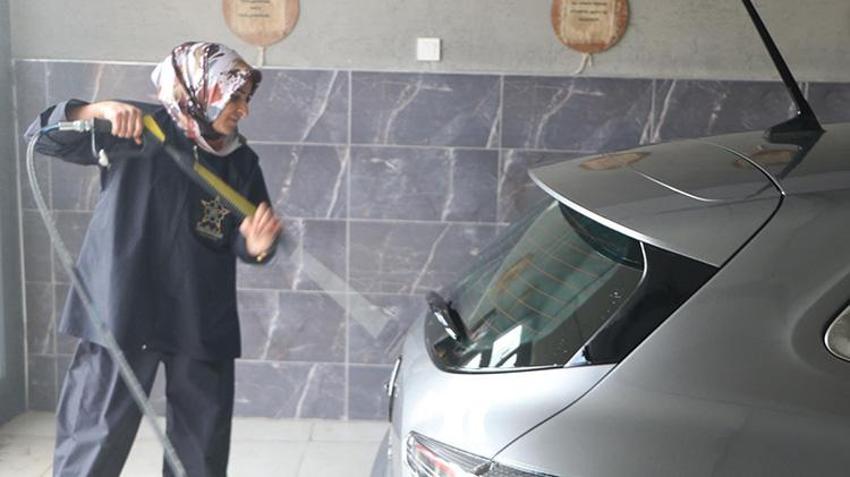 Erzurum'da emekli öğretmen oto yıkamacı açtı: 3 kadın çalışanla sektörün tozunu atıyorlar!