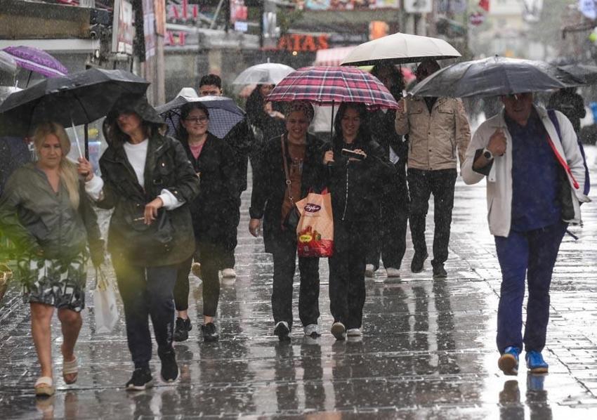 Meteoroloji son hava durumu raporuyla illeri uyardı! AKOM İstanbul’a kar yağışı için tarih verip açıkladı