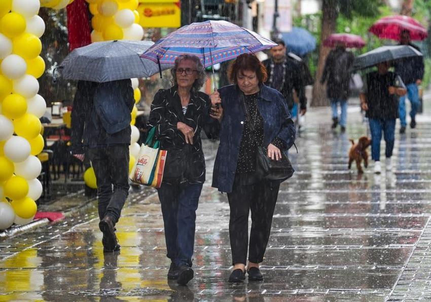 Meteoroloji son hava durumu raporuyla illeri uyardı! AKOM İstanbul’a kar yağışı için tarih verip açıkladı