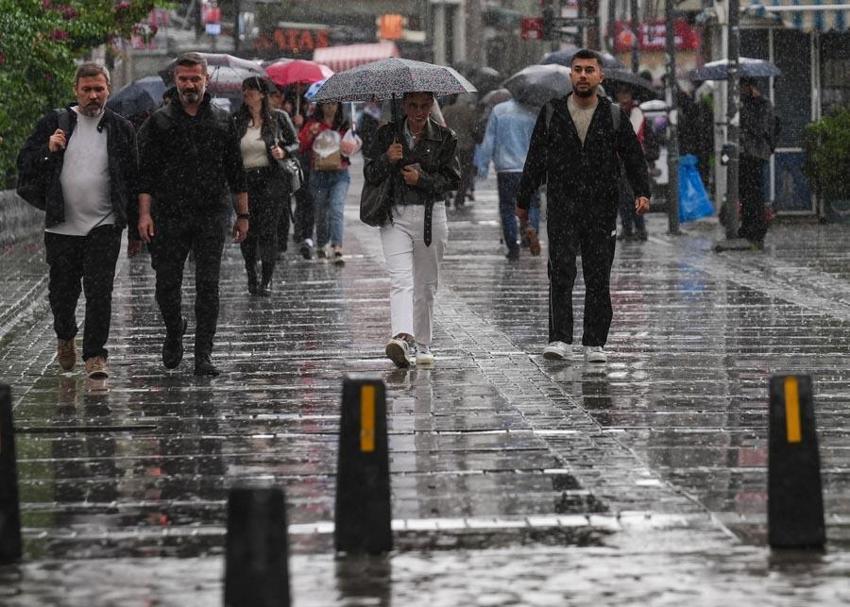 Meteoroloji son hava durumu raporuyla illeri uyardı! AKOM İstanbul’a kar yağışı için tarih verip açıkladı