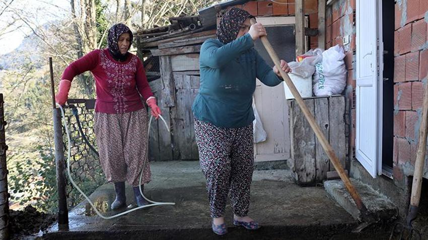 Trabzonsporlu kadınların zorlu maç günü mesaisi! Otlar biçildi, hayvanlar beslendi, yemek yapıldı: Sırada maç keyfi var