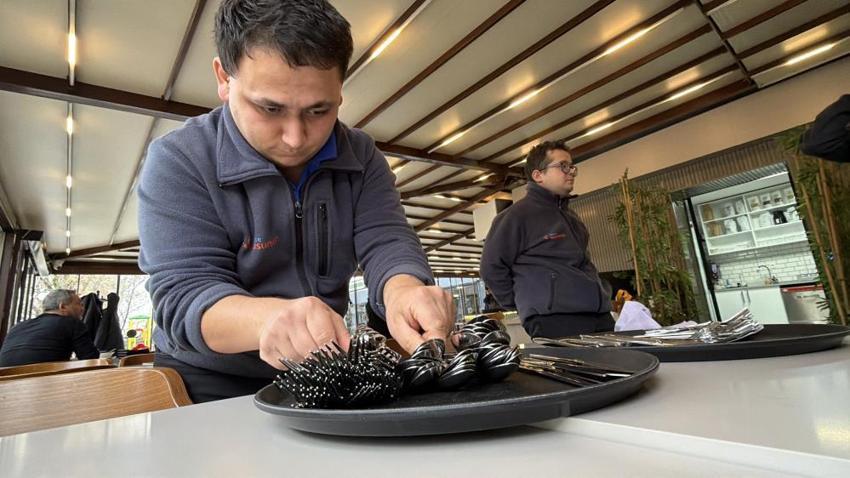 Düzce'nin en kusursuz kafesi! Burada hem üretiyor hem kazanıyorlar