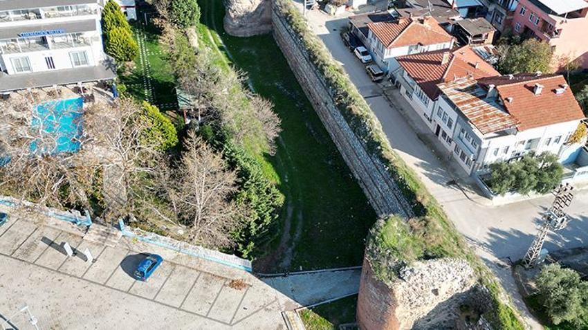 Papa'nın İznik ziyaretini fırsata çevirdi! Surların içinde kalan arsasını satışa çıkardı