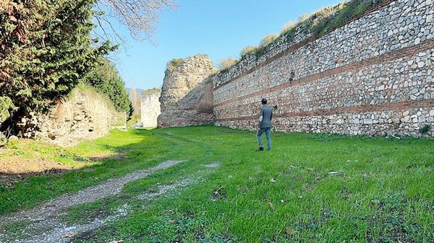 Papa'nın İznik ziyaretini fırsata çevirdi! Surların içinde kalan arsasını satışa çıkardı