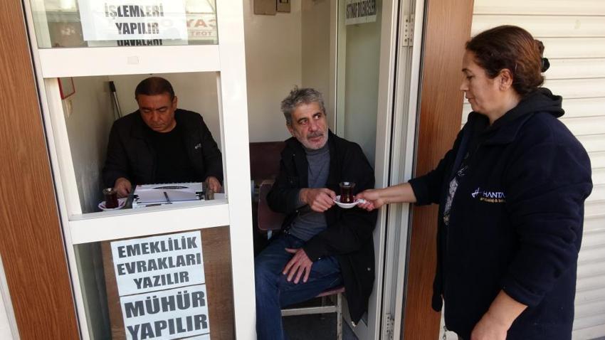 Eleman bulamayınca eşine yardım etmek için başladı! Şimdi herkes onu konuşuyor