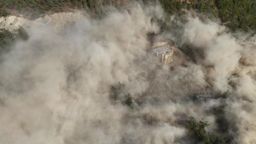 Adana Feke’de tehlikeli virajın dinamitle patlatılma anı filmleri aratmadı