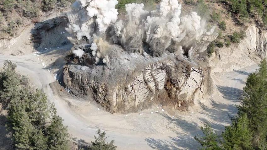 Adana Feke’de tehlikeli virajın dinamitle patlatılma anı filmleri aratmadı