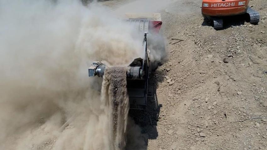 Adana Feke’de tehlikeli virajın dinamitle patlatılma anı filmleri aratmadı