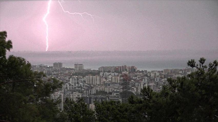 Meteoroloji sarı kodla uyarmıştı: Antalya'da şiddetli yağış etkili oldu, şimşekler görsel şölen oluşturdu