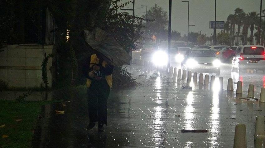 Meteoroloji sarı kodla uyarmıştı: Antalya'da şiddetli yağış etkili oldu, şimşekler görsel şölen oluşturdu