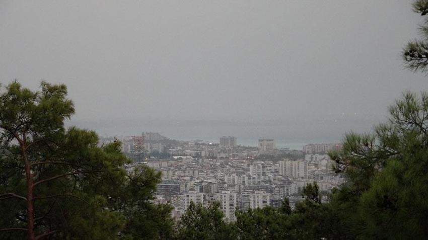 Meteoroloji sarı kodla uyarmıştı: Antalya'da şiddetli yağış etkili oldu, şimşekler görsel şölen oluşturdu