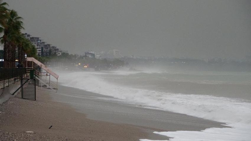 Meteoroloji sarı kodla uyarmıştı: Antalya'da şiddetli yağış etkili oldu, şimşekler görsel şölen oluşturdu