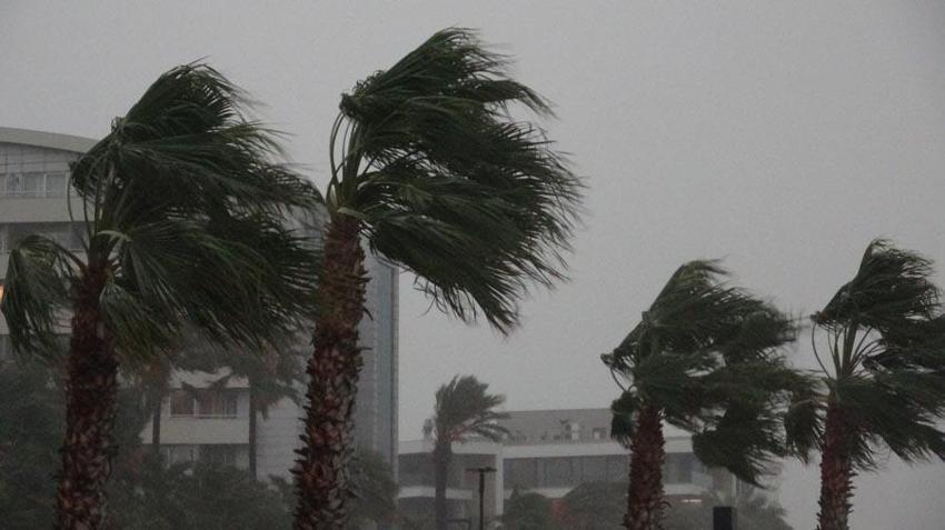 Meteoroloji sarı kodla uyarmıştı: Antalya'da şiddetli yağış etkili oldu, şimşekler görsel şölen oluşturdu