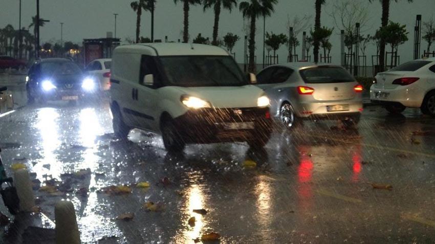 Meteoroloji sarı kodla uyarmıştı: Antalya'da şiddetli yağış etkili oldu, şimşekler görsel şölen oluşturdu
