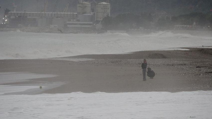 Meteoroloji sarı kodla uyarmıştı: Antalya'da şiddetli yağış etkili oldu, şimşekler görsel şölen oluşturdu